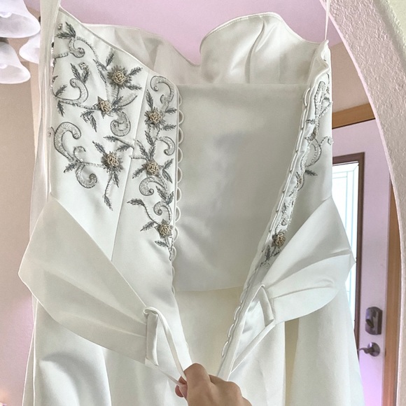 Wedding Dress (18) - Picture 7 of 11
